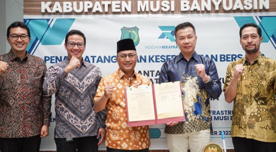 Pj Bupati Apriyadi usai penandatangan kesepakatan bersama Pemerintah Kabupaten Musi Banyuasin dengan PT Indi Daya Rekapratama tentang Penyiapan Prastudi Kelayakan Penyediaan Infrastruktur Penerangan Jalan Umum Skema KPBU di Kabupaten Musi Banyuasin di Kantor Mess Perwakilan Pemkab Muba di Palembang, Rabu (20/12/2023). Foto: Dinkominfo Muba.