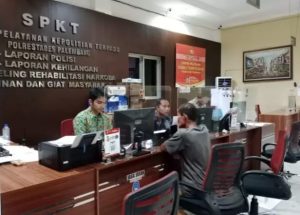 Pendi, seorang marbot masjid, lapor polisi karena ditikam tetangganya, Selasa (5/12/2023). Foto : Sumselheadline/Ela.