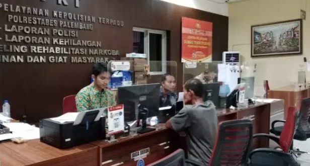 Pendi, seorang marbot masjid, lapor polisi karena ditikam tetangganya, Selasa (5/12/2023). Foto : Sumselheadline/Ela.