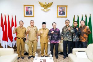 Penjabat (Pj) Bupati H Apriyadi Mahmud menerima audiensi dari jajaran Pengurus Panitia Natal Gereja Protestan Injil Nusantara (GPIN) Serasan Sekate Sekayu, Selasa (5/12/2023. Foto : Dinkominfo Muba.