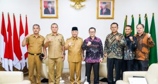 Penjabat (Pj) Bupati H Apriyadi Mahmud menerima audiensi dari jajaran Pengurus Panitia Natal Gereja Protestan Injil Nusantara (GPIN) Serasan Sekate Sekayu, Selasa (5/12/2023. Foto : Dinkominfo Muba.