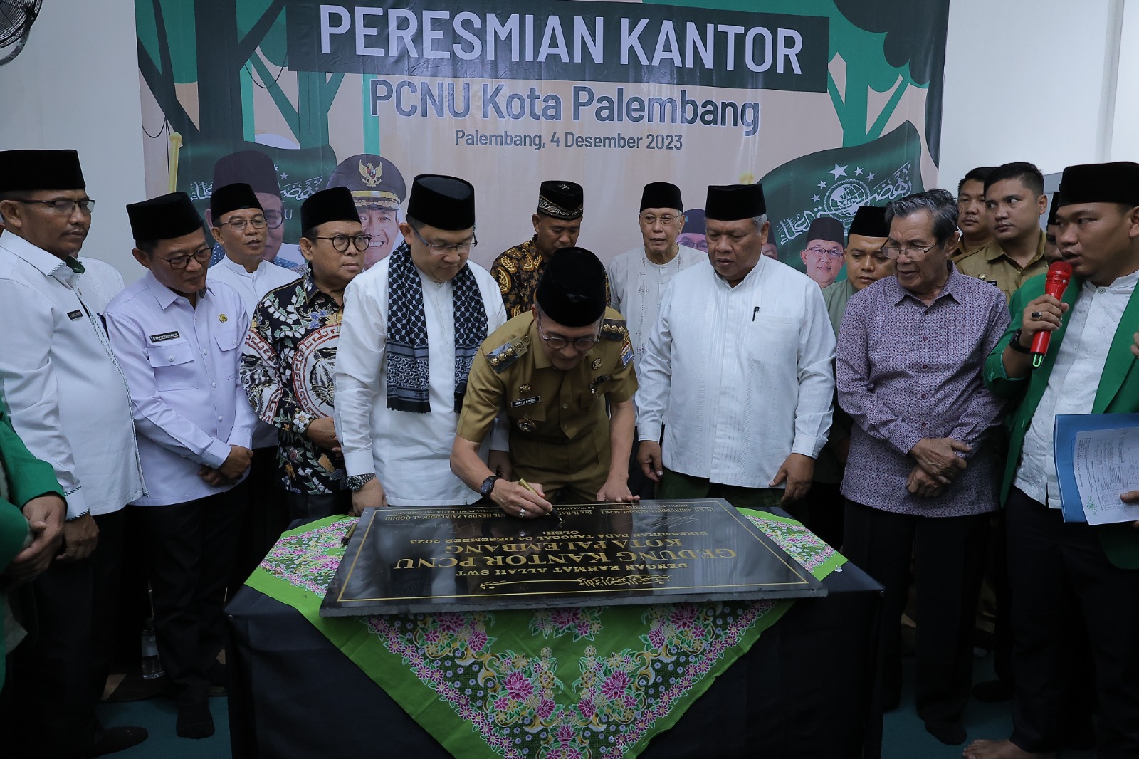 Pj Walikota Palembang, H Ratu Dewa meresmikan Kantor PC NU Palembang di Kecamatan Alang-alang Lebar Palembang, Senin (4/12/2023). Foto : Dinkominfo Palembang.