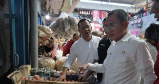 Penjabat Sekretaris Daerah Kota Palembang Gunawan saat meninjau harga kebutuhan pokok di Pasar Km-5 Palembang, Rabu (20/12/2023). Foto: Sumselheadline/Pitria.