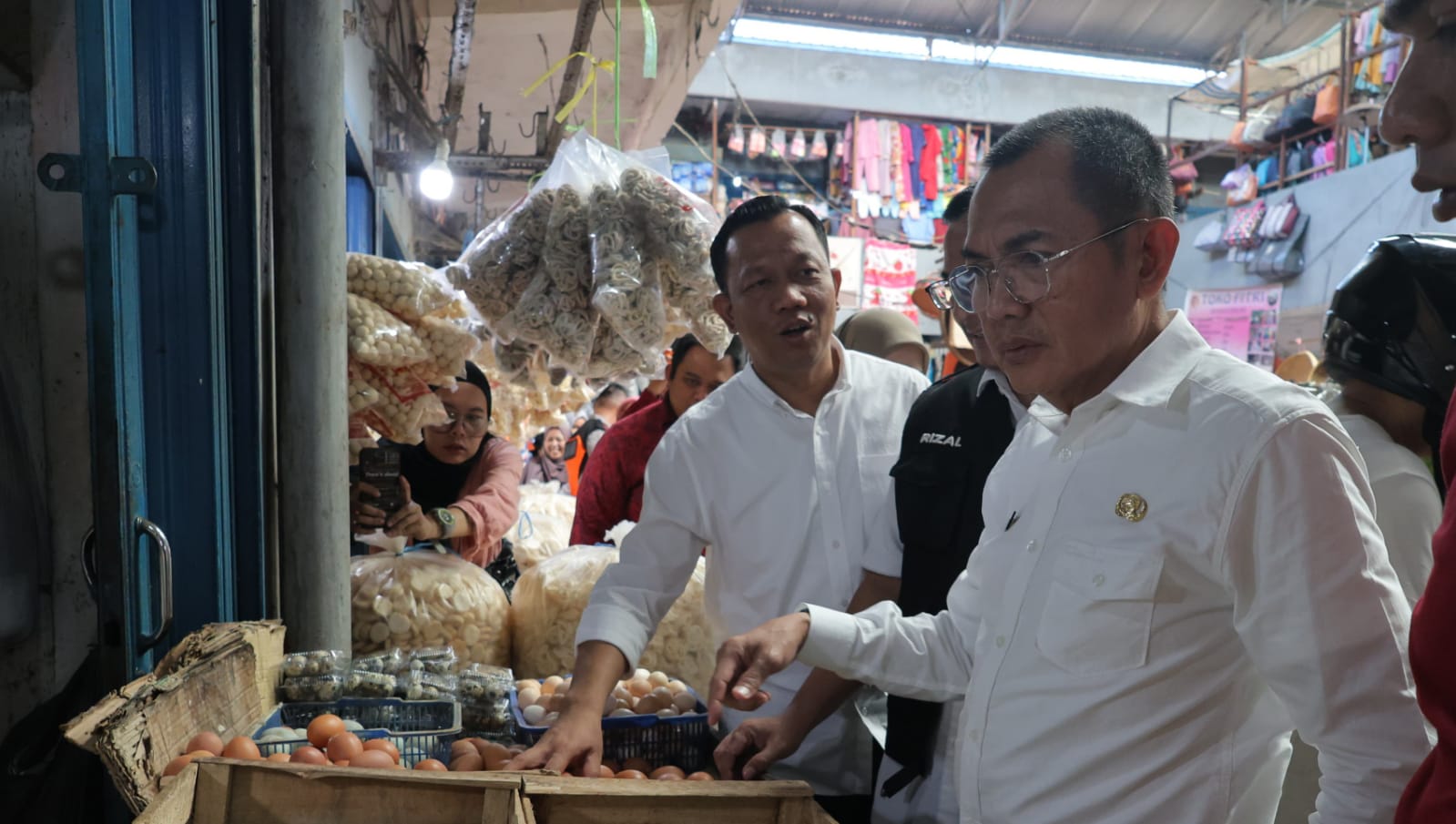 Penjabat Sekretaris Daerah Kota Palembang Gunawan saat meninjau harga kebutuhan pokok di Pasar Km-5 Palembang, Rabu (20/12/2023). Foto: Sumselheadline/Pitria.
