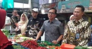 Tim Satgas pangan Mabes Polri saat sidak ke salah satu pasar tradisional di Palembang, Kamis (14/12/2023). Foto: Sumselheadline/Ela.