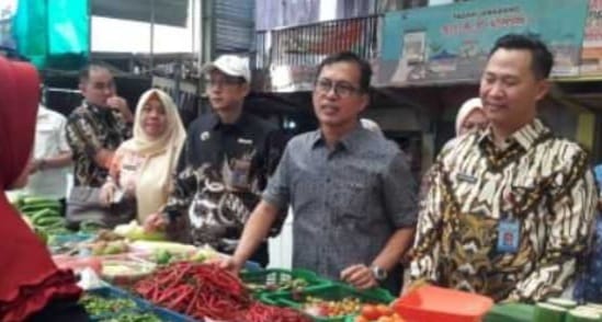 Tim Satgas pangan Mabes Polri saat sidak ke salah satu pasar tradisional di Palembang, Kamis (14/12/2023). Foto: Sumselheadline/Ela.