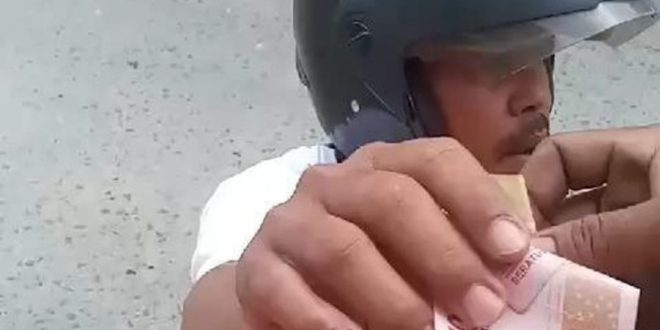 Video pemalakan terhadap sopir truk yang diduga di Timbangan Sukarame, Palembang. Foto: screenshot medsos.