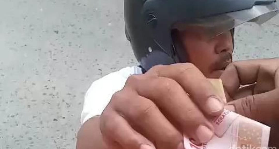 Video pemalakan terhadap sopir truk yang diduga di Timbangan Sukarame, Palembang. Foto: screenshot medsos.
