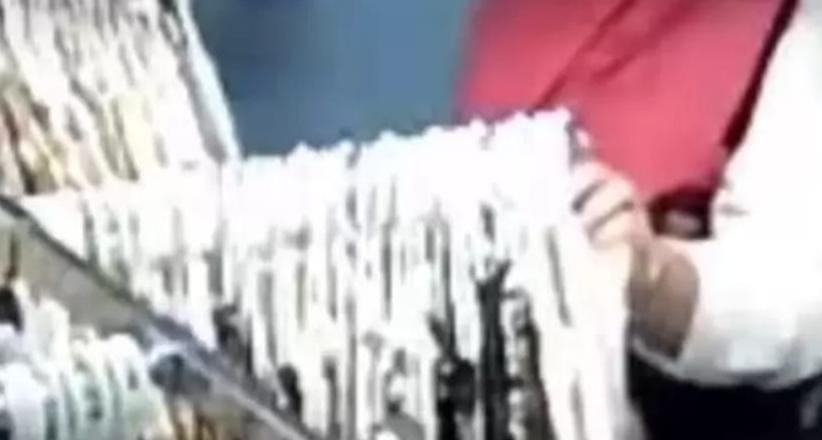 Aksi pencuri yang terekam sstc di sebuah mal di Jakabaring Palembang. Foto: screenshot medsos.