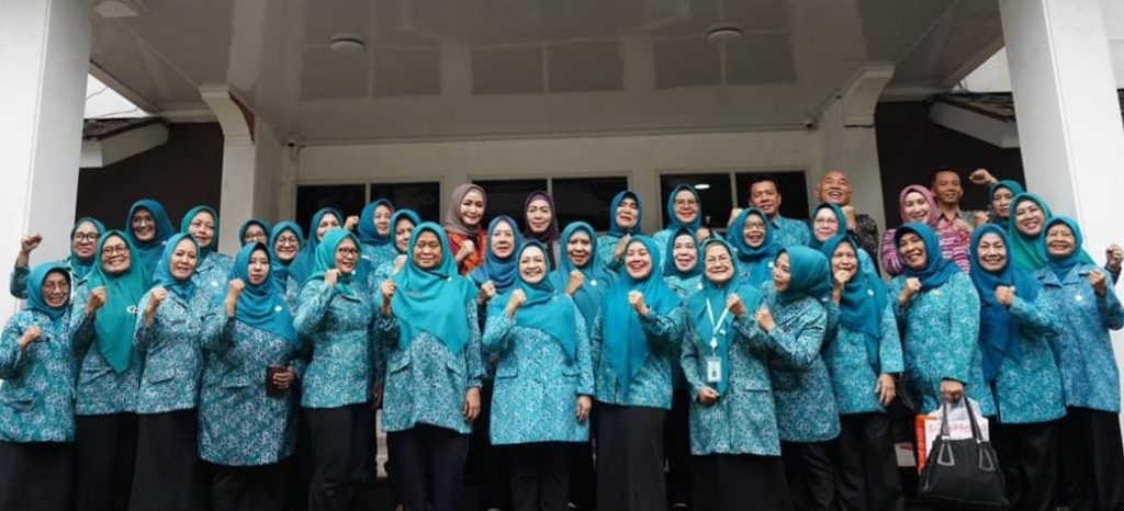Tim Penggerak PKK Sumsel dipimpin Tyas Fatoni meninjau sejumlah program kerja (proker) unggulan Pokja II Jawa Barat, Kamis (30/11/2023). Foto : Humas Pemprov Sumsel.