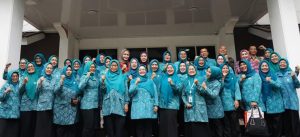 Tim Penggerak PKK Sumsel dipimpin Tyas Fatoni meninjau sejumlah program kerja (proker) unggulan Pokja II Jawa Barat, Kamis (30/11/2023). Foto : Humas Pemprov Sumsel.