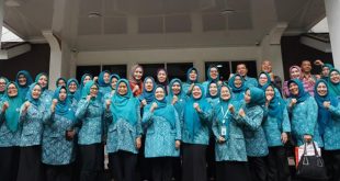 Tim Penggerak PKK Sumsel dipimpin Tyas Fatoni meninjau sejumlah program kerja (proker) unggulan Pokja II Jawa Barat, Kamis (30/11/2023). Foto : Humas Pemprov Sumsel.