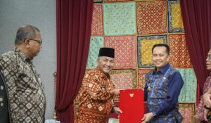 Pj Gubernur Sumsel Agus Fatoni menyerahkan SK tuan rumah Porprov 2025 kepada Pj Bupati Muba, Apriyadi, Kamis (14/12/2023). Foto: Dinkominfo Muba.