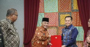 Pj Gubernur Sumsel Agus Fatoni menyerahkan SK tuan rumah Porprov 2025 kepada Pj Bupati Muba, Apriyadi, Kamis (14/12/2023). Foto: Dinkominfo Muba.