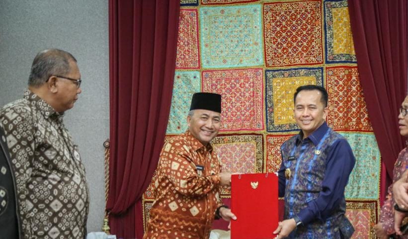 Pj Gubernur Sumsel Agus Fatoni menyerahkan SK tuan rumah Porprov 2025 kepada Pj Bupati Muba, Apriyadi, Kamis (14/12/2023). Foto: Dinkominfo Muba.