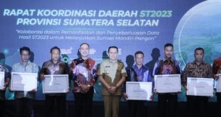 Penjabat (Pj) Gubernur Sumatera Selatan, Agus Fatoni menyerahkan secara langsung penghargaan Desa Cinta Statistik (Desa Cantik) Provinsi Sumatera Selatan Tahun 2023, Senin (4/12/2023). Foto : HUmas Pemprov Sumsel.