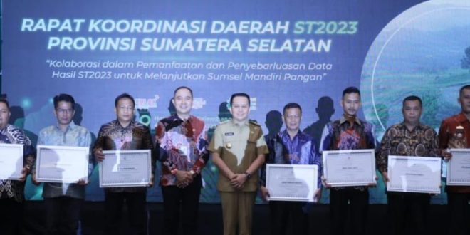 Penjabat (Pj) Gubernur Sumatera Selatan, Agus Fatoni menyerahkan secara langsung penghargaan Desa Cinta Statistik (Desa Cantik) Provinsi Sumatera Selatan Tahun 2023, Senin (4/12/2023). Foto : HUmas Pemprov Sumsel.