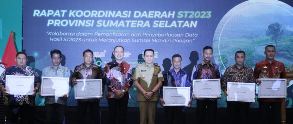 Penjabat (Pj) Gubernur Sumatera Selatan, Agus Fatoni menyerahkan secara langsung penghargaan Desa Cinta Statistik (Desa Cantik) Provinsi Sumatera Selatan Tahun 2023, Senin (4/12/2023). Foto : HUmas Pemprov Sumsel.