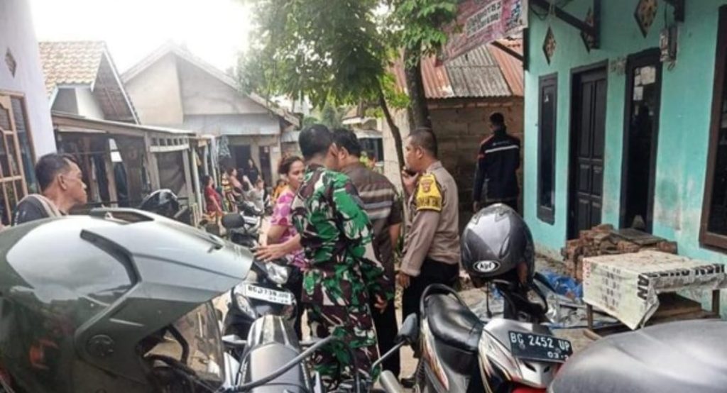 Petugas mengamankan tiga remaja yang akan tawuran, Minggu (17/12/2023). Foto: Sumselheadline/Ela.