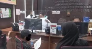 Ririn mendatangi Polrestabes Palembang melaporkan tetangganya sendiri, MInggu (3/12/2023). Foto : Sumselheadline/Ela.