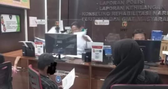 Ririn mendatangi Polrestabes Palembang melaporkan tetangganya sendiri, MInggu (3/12/2023). Foto : Sumselheadline/Ela.