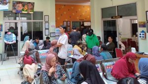 Sejumlah calon petugas KPPS Palembang melakukan tes kesehatan di Puskesmas Nagaswidak, Plaju Palembang, Rabu (13/12/2023). Foto: Sumselheadline/Pitria.