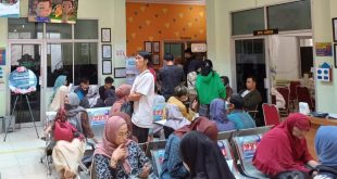 Sejumlah calon petugas KPPS Palembang melakukan tes kesehatan di Puskesmas Nagaswidak, Plaju Palembang, Rabu (13/12/2023). Foto: Sumselheadline/Pitria.