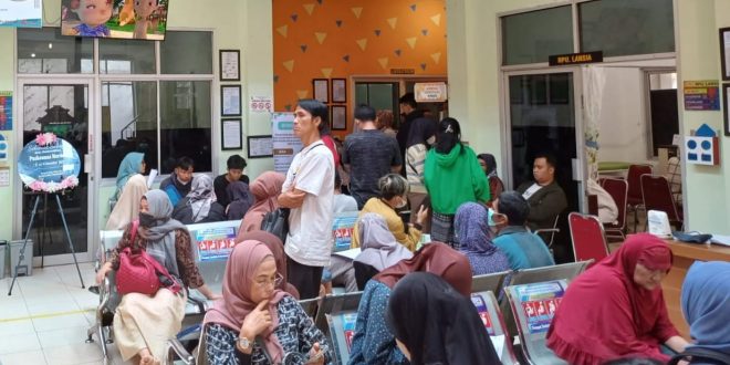 Sejumlah calon petugas KPPS Palembang melakukan tes kesehatan di Puskesmas Nagaswidak, Plaju Palembang, Rabu (13/12/2023). Foto: Sumselheadline/Pitria.