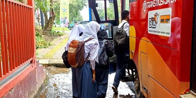 Teman bus Palembang. Foto : Sumselheadline/Pitria.