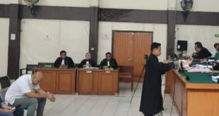 Tim kuasa hukum terdakwa kasus dugaan korupsi PUPR Muba dari kantor hukum Alamsyah Hanafiah menyampaikan eksepsi atas dakawan jakasa di PN Tipikor Palembang, Senin (11/12/2023). Foto: Sumselheadline/Ela.