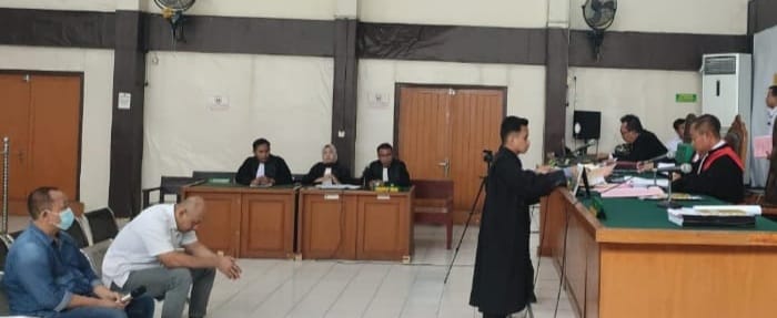 Tim kuasa hukum terdakwa kasus dugaan korupsi PUPR Muba dari kantor hukum Alamsyah Hanafiah menyampaikan eksepsi atas dakawan jakasa di PN Tipikor Palembang, Senin (11/12/2023). Foto: Sumselheadline/Ela.