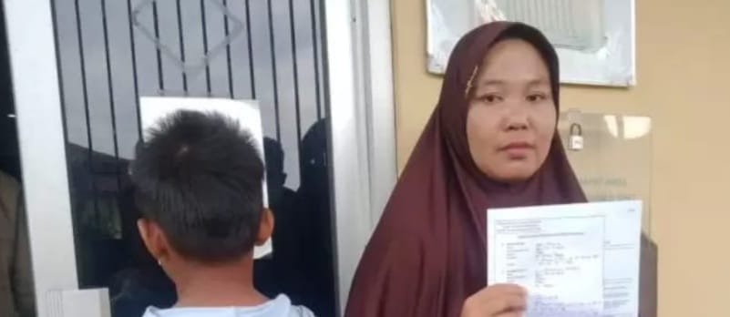 Neni Marlina (37) melaporkan ke POlrestabes Palembang bahwa anaknya ditampar gara-gara layangan, Senin (11/12/2023)> Foto: Sumselheadline/Ela.