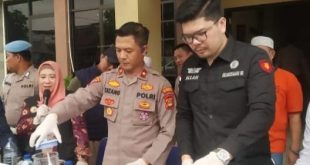 Kapolsek SU I Palembang Kompol Tatang Yulianto didampingi Kanit Reskrim, Iptu Indra Widodo, saat press release penangkapan sabu-sabu jaringan Aceh, Jumat (15/12/2023). Foto: Sumselheadline/Ela.