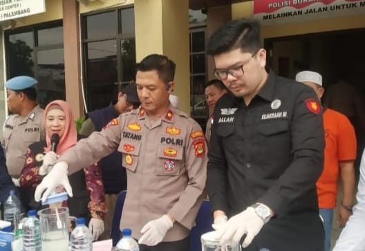 Kapolsek SU I Palembang Kompol Tatang Yulianto didampingi Kanit Reskrim, Iptu Indra Widodo, saat press release penangkapan sabu-sabu jaringan Aceh, Jumat (15/12/2023). Foto: Sumselheadline/Ela.