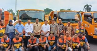 Pj Walikota Palembang, Ratu Dewa menerima bantuan mobil truk sampah dari Pj Gubernur Sumsel, Agus Fatoni di Griya Agung, Jumat (15/12/2023). Foto: Sumselheadline/Pitria.
