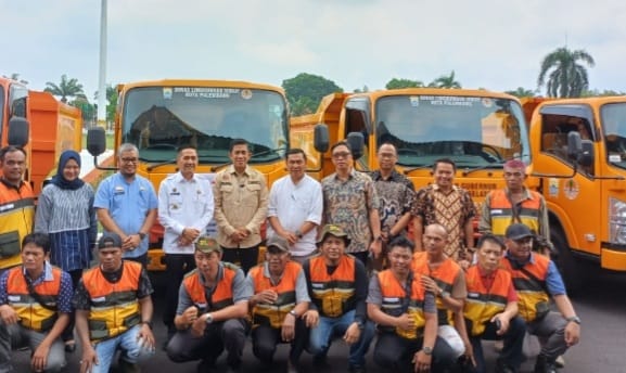 Pj Walikota Palembang, Ratu Dewa menerima bantuan mobil truk sampah dari Pj Gubernur Sumsel, Agus Fatoni di Griya Agung, Jumat (15/12/2023). Foto: Sumselheadline/Pitria.