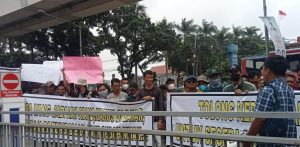 Puluhan massa dari eks karyawan PT. Gading Cempaka Graha (GCG) melakukan unjuk rasa di depan Kantor BRI Jalan Rivai, Palembang, Senin (15/1/2024). Foto: Sumselheadline/Ferly.