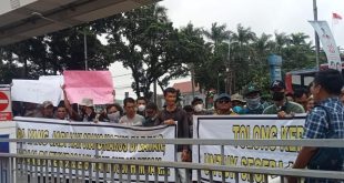 Puluhan massa dari eks karyawan PT. Gading Cempaka Graha (GCG) melakukan unjuk rasa di depan Kantor BRI Jalan Rivai, Palembang, Senin (15/1/2024). Foto: Sumselheadline/Ferly.