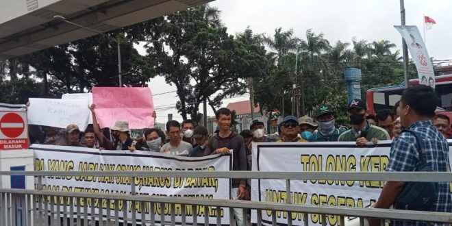 Puluhan massa dari eks karyawan PT. Gading Cempaka Graha (GCG) melakukan unjuk rasa di depan Kantor BRI Jalan Rivai, Palembang, Senin (15/1/2024). Foto: Sumselheadline/Ferly.