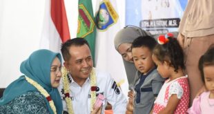 Pj Gubernur Sumsel, Agus Fatoni dan istri bercengkrama dengan anak-anak warga korban banjir di Desa Batugajah, Rupit, Muratara, Minggu (31/12/2023). Foto: Humas Pemprov Sumsel.