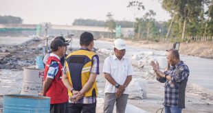 Penjabat Bupati Muba, Apriyadi meninjau progres prmbangunan tol jalur Bayunglencir-Tempino, Senin (1/1/2024). Foto: Dinkominfo Muba.