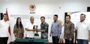 Ketum KONI pusat, Letjen TNI (purn) Marciano Norman bersama pimpinan PT Hega Tuju Raya, kersama penyediaan lampu sarana olahraga dan venue, Rabu (10/1/2024). Foto: Humas KONI pusat.