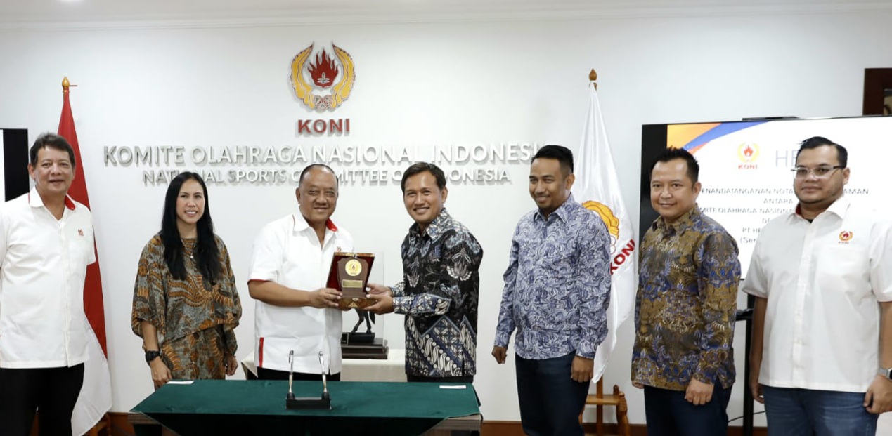 Ketum KONI pusat, Letjen TNI (purn) Marciano Norman bersama pimpinan PT Hega Tuju Raya, kersama penyediaan lampu sarana olahraga dan venue, Rabu (10/1/2024). Foto: Humas KONI pusat.