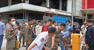 Sejumlah petugas gabungan merantai dan menyegel lahan parkir komplek Rajawali Palembang, Kamis (11/1/2024). Foto: Sumselheadline/Pitria.