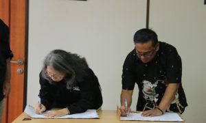 Kadin Kominfo Muba, Harryandi Sinulingga dan pimpinan Data Center BP Batam menandatangani nota kerjasama, Kamis (11/1/2024). Foto: Dinkominfo Muba.