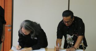 Kadin Kominfo Muba, Harryandi Sinulingga dan pimpinan Data Center BP Batam menandatangani nota kerjasama, Kamis (11/1/2024). Foto: Dinkominfo Muba.