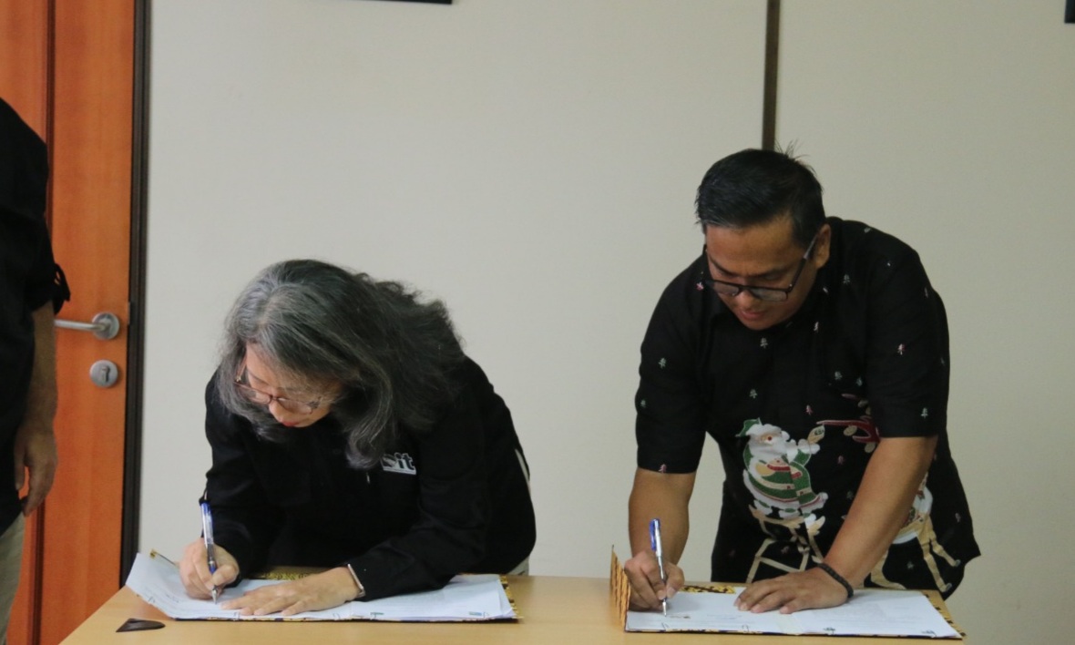 Kadin Kominfo Muba, Harryandi Sinulingga dan pimpinan Data Center BP Batam menandatangani nota kerjasama, Kamis (11/1/2024). Foto: Dinkominfo Muba.