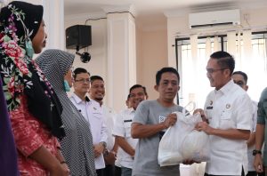 Pj Walikota Palembang, Ratu Dewa membagikan sembako pada warga Sako, Rabu (24/1/2024). Foto: Sumselheadline/Pitria.