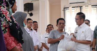 Pj Walikota Palembang, Ratu Dewa membagikan sembako pada warga Sako, Rabu (24/1/2024). Foto: Sumselheadline/Pitria.
