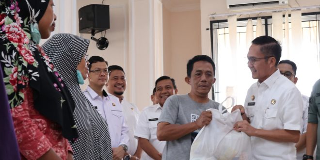Pj Walikota Palembang, Ratu Dewa membagikan sembako pada warga Sako, Rabu (24/1/2024). Foto: Sumselheadline/Pitria.